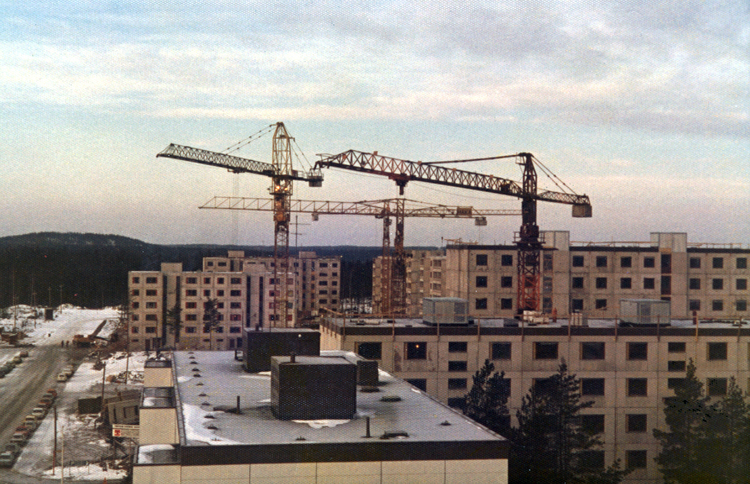 Vanhassa valokuvassa Hervannan yllä on nostokurkia. Asuinaluetta rakennetaan.