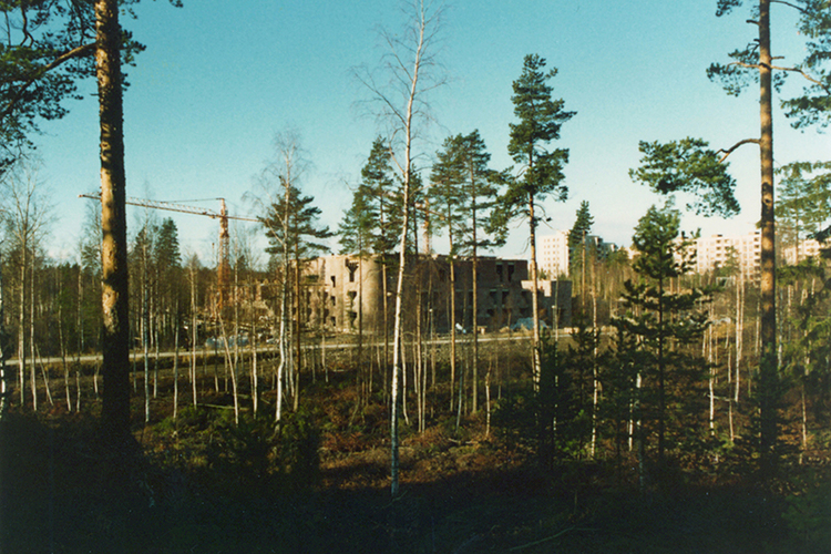 Hervannan kirkko näkyy pienikasvuisten mäntyjen lomasta.