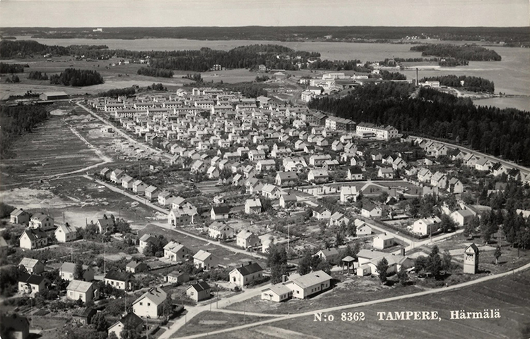 Vanha lentokoneesta otettu valokuva Tampereen Härmälästä.