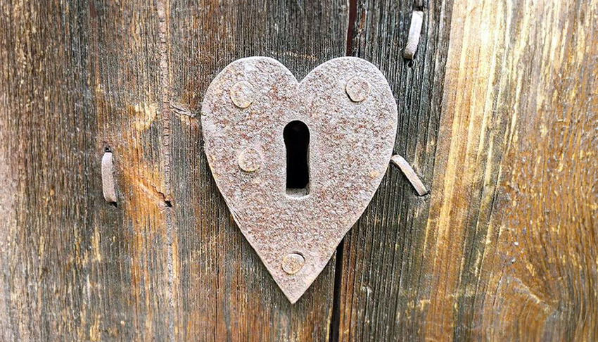 Sydämen muotoinen lukko.